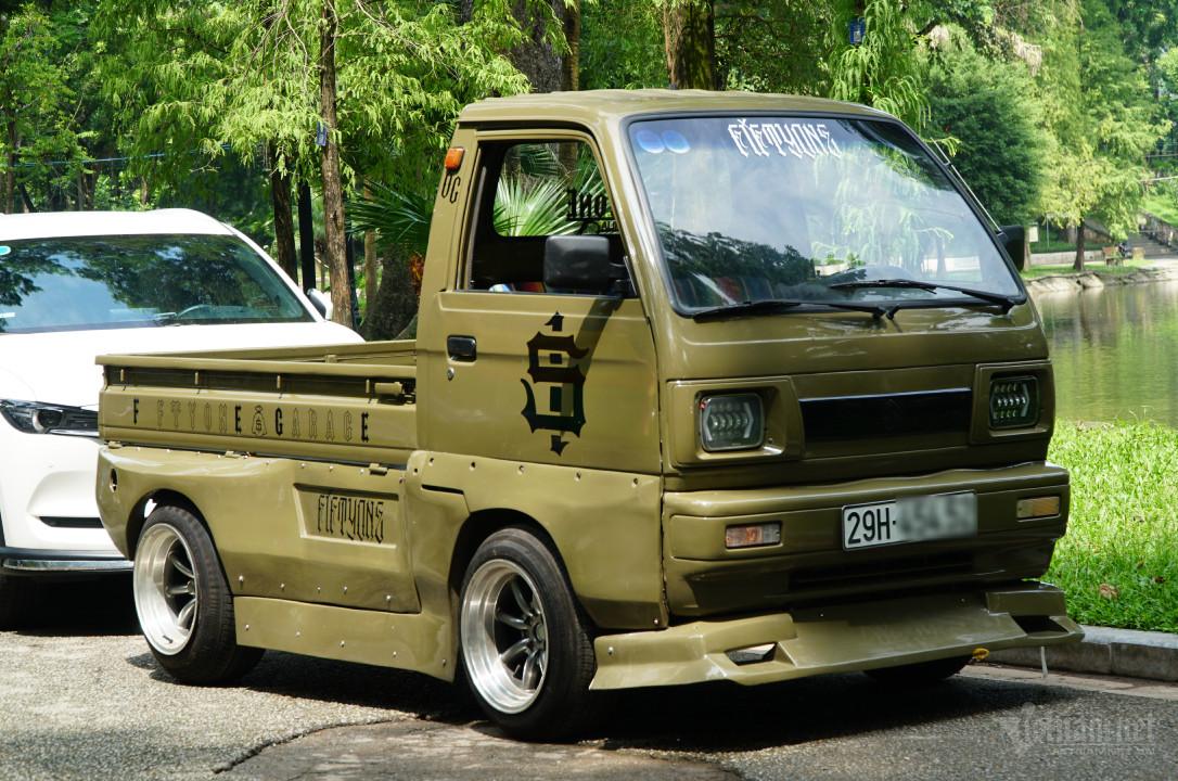 Xe tải nhẹ Suzuki Carry độ thân rộng lạ lẫm ở Hà Nội