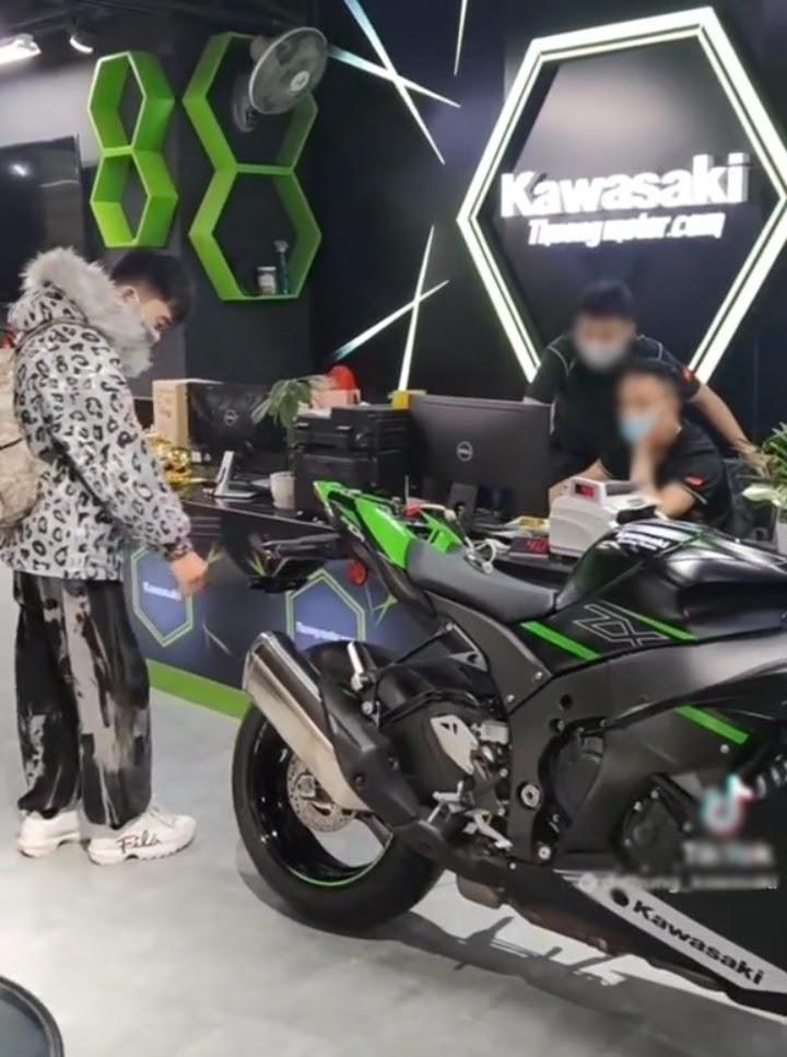 Vừa cướp ngân hàng, nghi phạm ôm tiền tậu ngay "thần sấm" Kawasaki ZX-10R