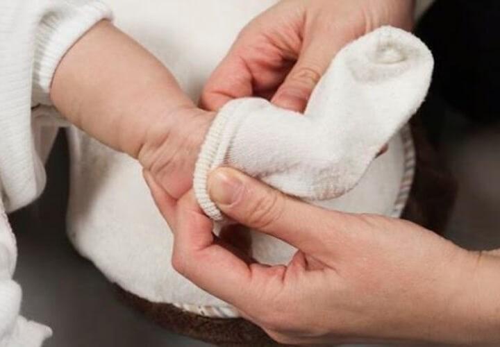 Giữ ấm tay chân cho bé