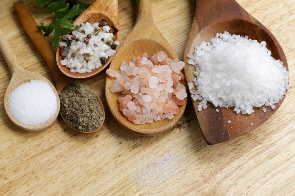 five spoons with different kinds of salt