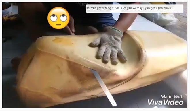 Cảnh một người thợ đang gọt yên xe máy. (ảnh chụp màn hình).